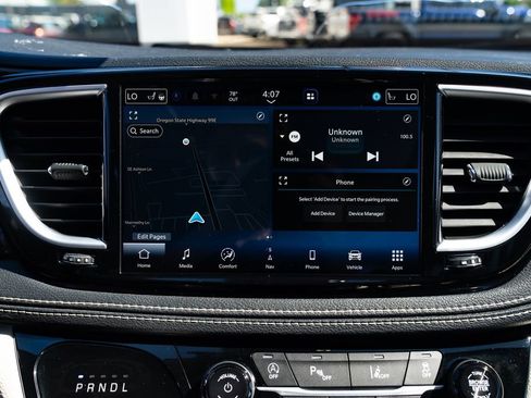 Used 2021 Chrysler Pacifica Limited AWD/4WD image 14