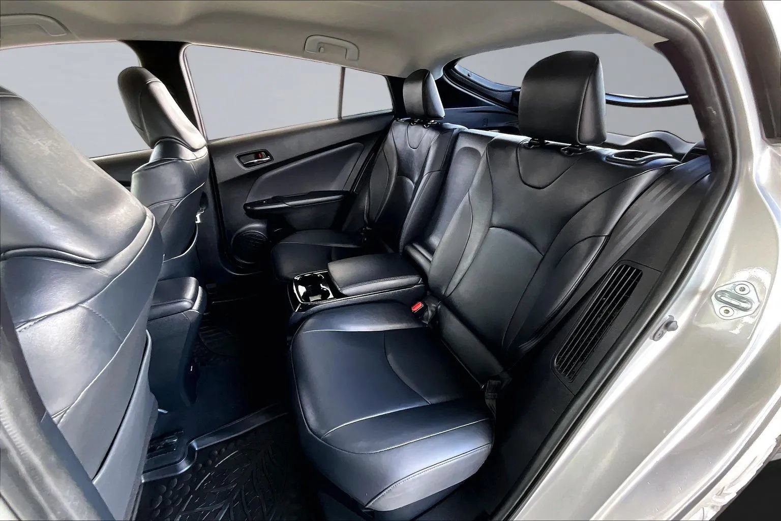 Used 2018 Toyota Prius Prime Premium FWD image 19