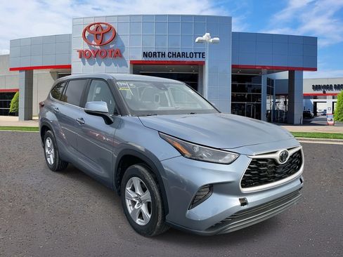 Used 2023 Toyota Highlander LE image 1