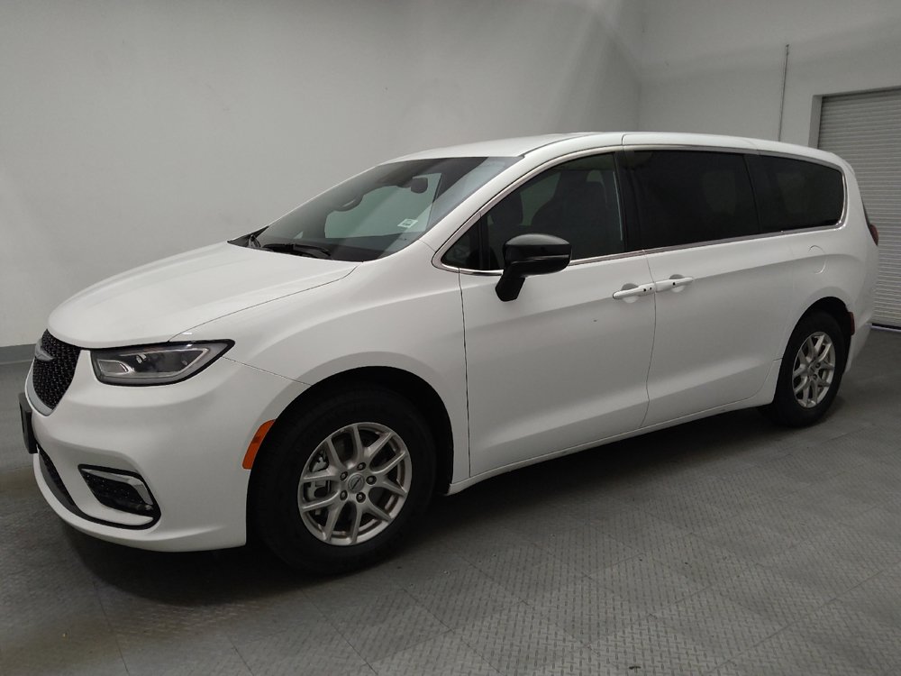 Used 2025 Chrysler Pacifica Select FWD image 2
