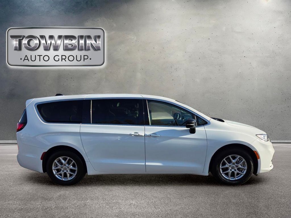 Used 2024 Chrysler Pacifica Touring-L FWD image 3
