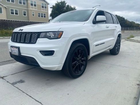 Used 2018 Jeep Grand Cherokee Altitude AWD/4WD image 3