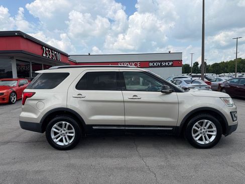 Used 2017 Ford Explorer XLT FWD image 2