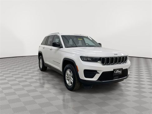 Used 2024 Jeep Grand Cherokee Laredo image 2