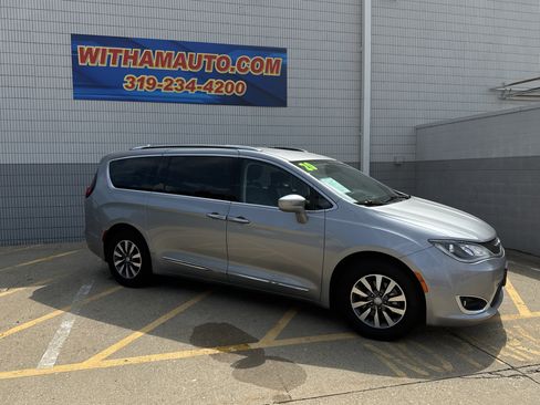 Used 2020 Chrysler Pacifica Touring-L Plus FWD image 5