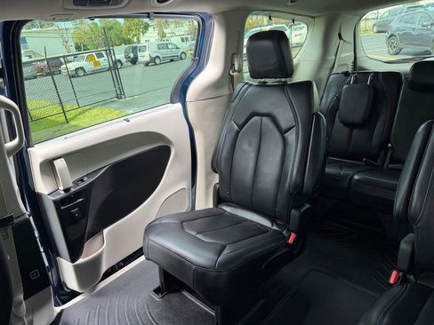Used 2021 Chrysler Pacifica Touring-L w/ Uconnect Theater Family Group FWD image 24