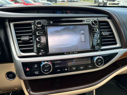 Used 2018 Toyota Highlander Limited Platinum AWD/4WD image 19
