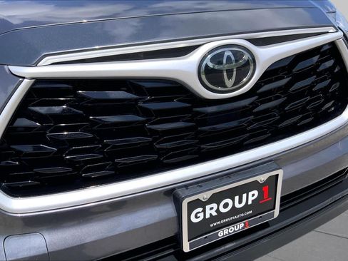 Used 2021 Toyota Highlander LE FWD image 29