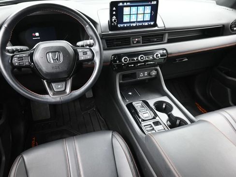 Used 2025 Honda Pilot TrailSport image 17