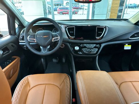 New 2026 Chrysler Pacifica Pinnacle image 7