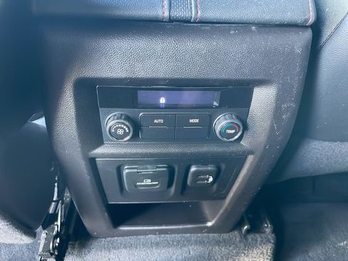 Used 2022 Chevrolet Traverse RS image 33