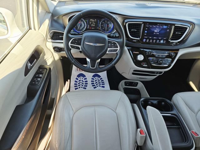 Used 2017 Chrysler Pacifica Touring-L w/ 13 Speaker Alpine Sound Group FWD image 10