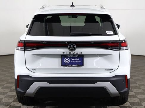 Used 2025 Volkswagen Tiguan SE AWD/4WD image 12