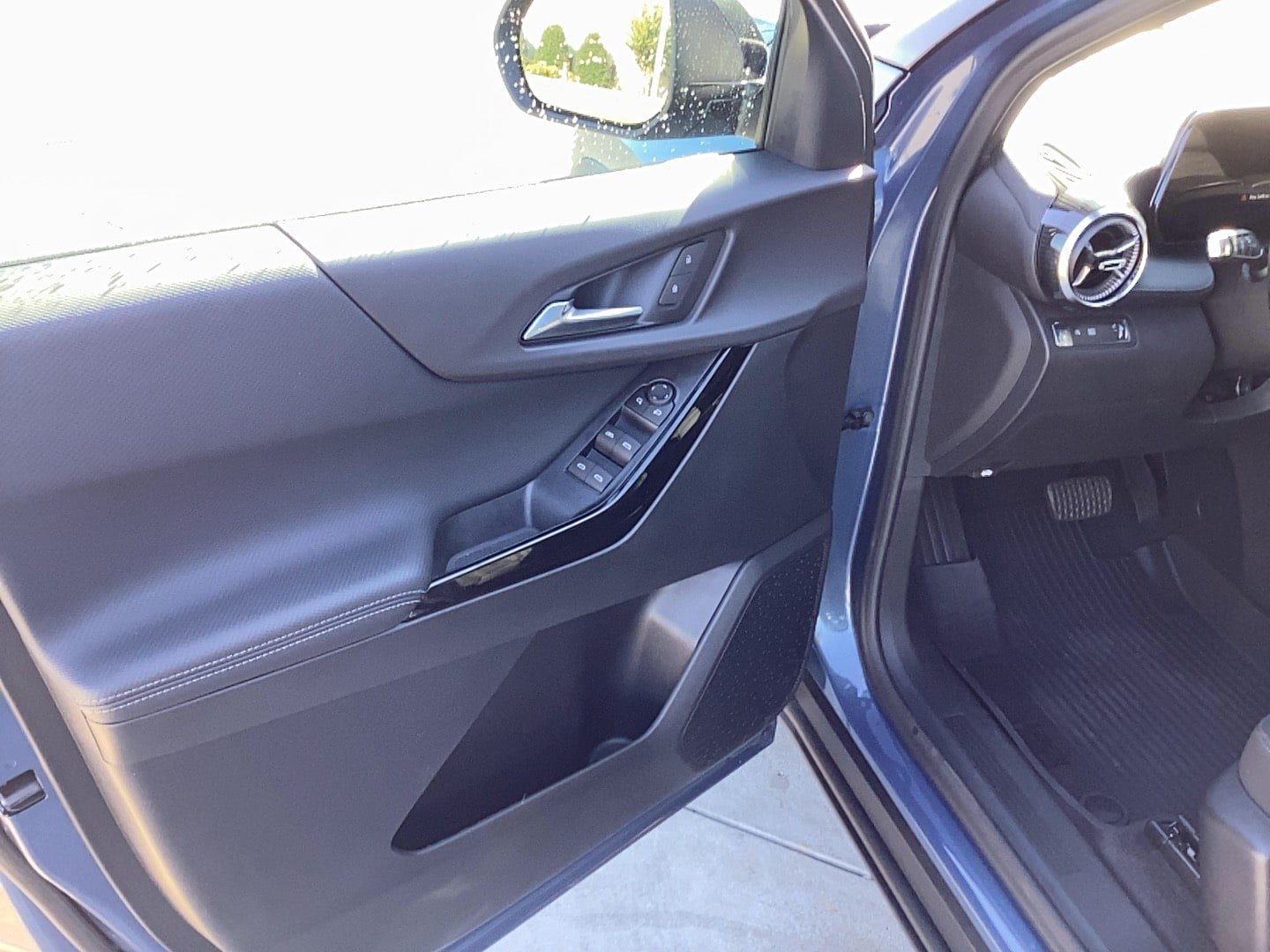 Used 2026 Chevrolet Equinox LT w/ Safety and Technology Package FWD image 8