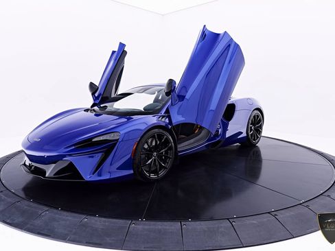 Used 2025 McLaren Artura RWD image 22