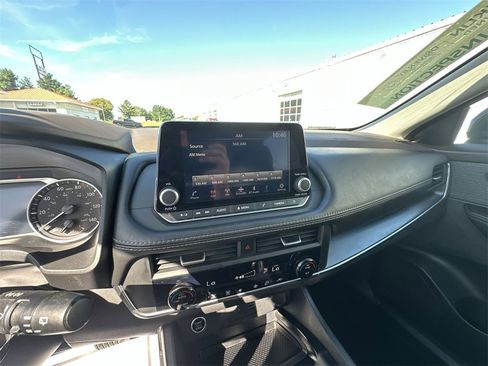 Used 2023 Nissan Rogue SV image 15