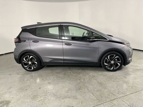 Used 2022 Chevrolet Bolt LT w/ Infotainment Package FWD image 9