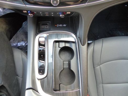 Used 2023 Buick Enclave Essence AWD/4WD image 34