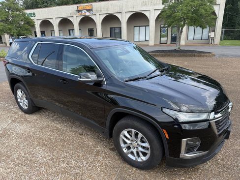 Used 2023 Chevrolet Traverse LS w/ Safety Package FWD image 3