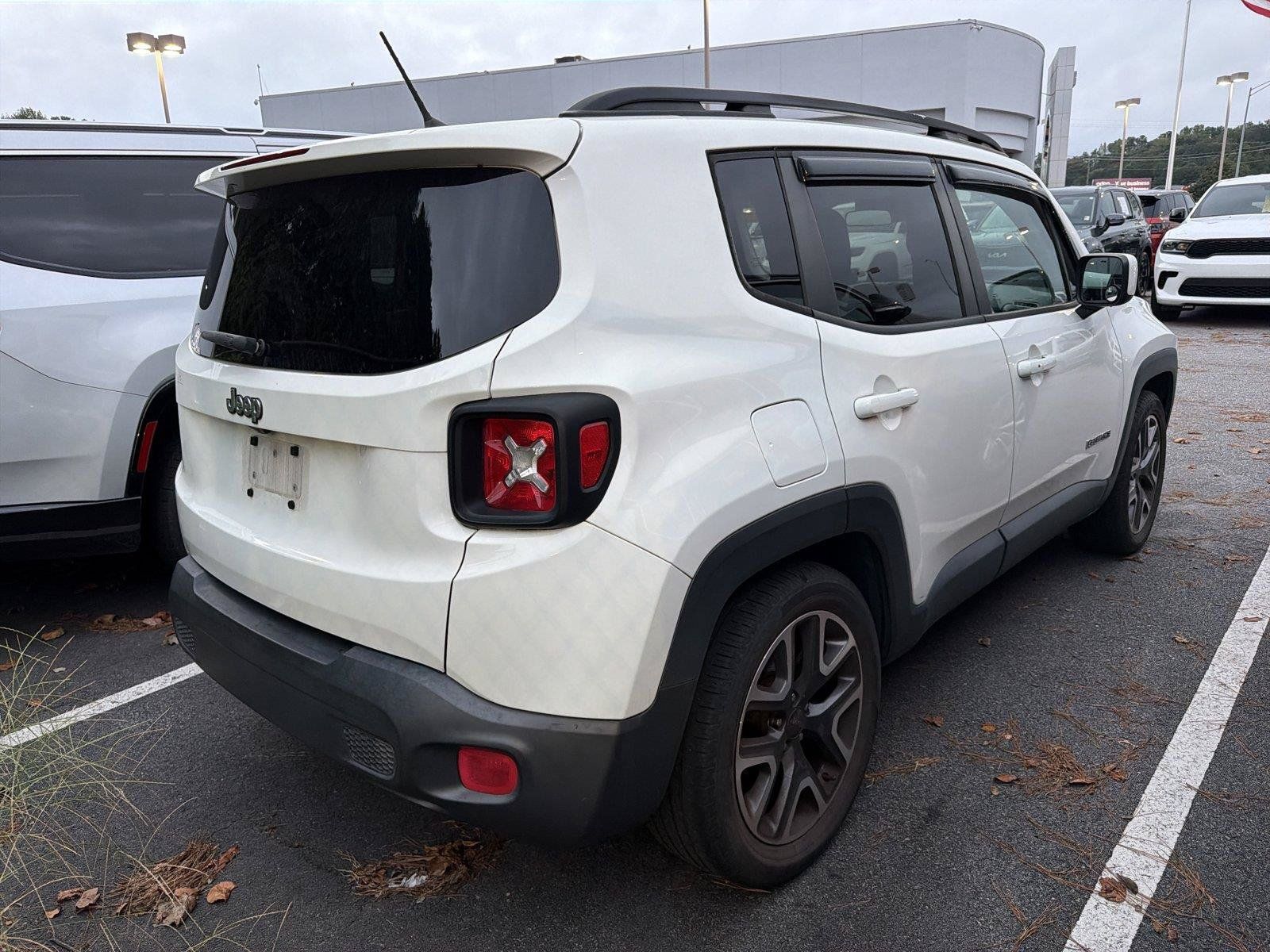 Used 2017 Jeep Renegade Latitude FWD image 4