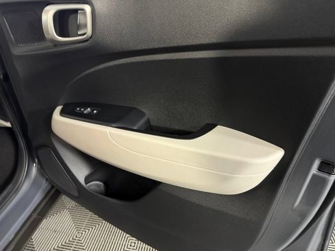 Used 2025 Hyundai Venue SEL FWD image 31