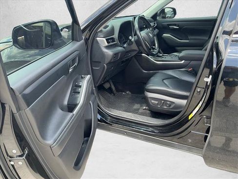 Used 2020 Toyota Highlander XLE FWD image 2