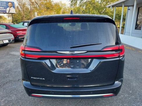 Used 2023 Chrysler Pacifica Touring-L image 8