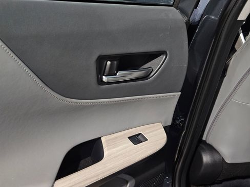 Used 2023 Toyota Venza Limited image 35