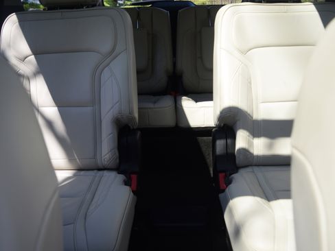 Used 2018 Ford Explorer Platinum image 16