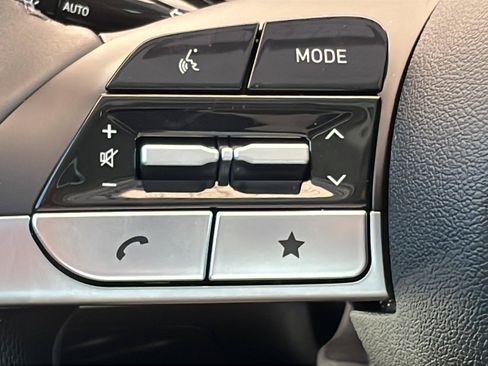 Certified 2025 Hyundai Elantra Limited FWD image 24