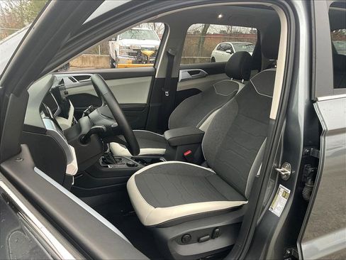 Used 2025 Volkswagen Taos SE w/ Panoramic Sunroof Package AWD/4WD image 10