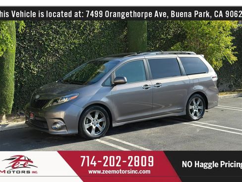 Used 2017 Toyota Sienna SE Premium w/ Cargo Management Package FWD image 12