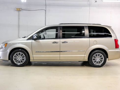 Used 2016 Chrysler Town & Country Touring-L FWD image 12
