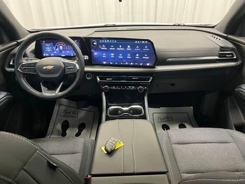 Used 2025 Chevrolet Traverse LT w/ Sun and Wheel Package AWD/4WD image 5