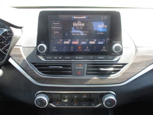 Used 2025 Nissan Altima 2.5 SV FWD image 12