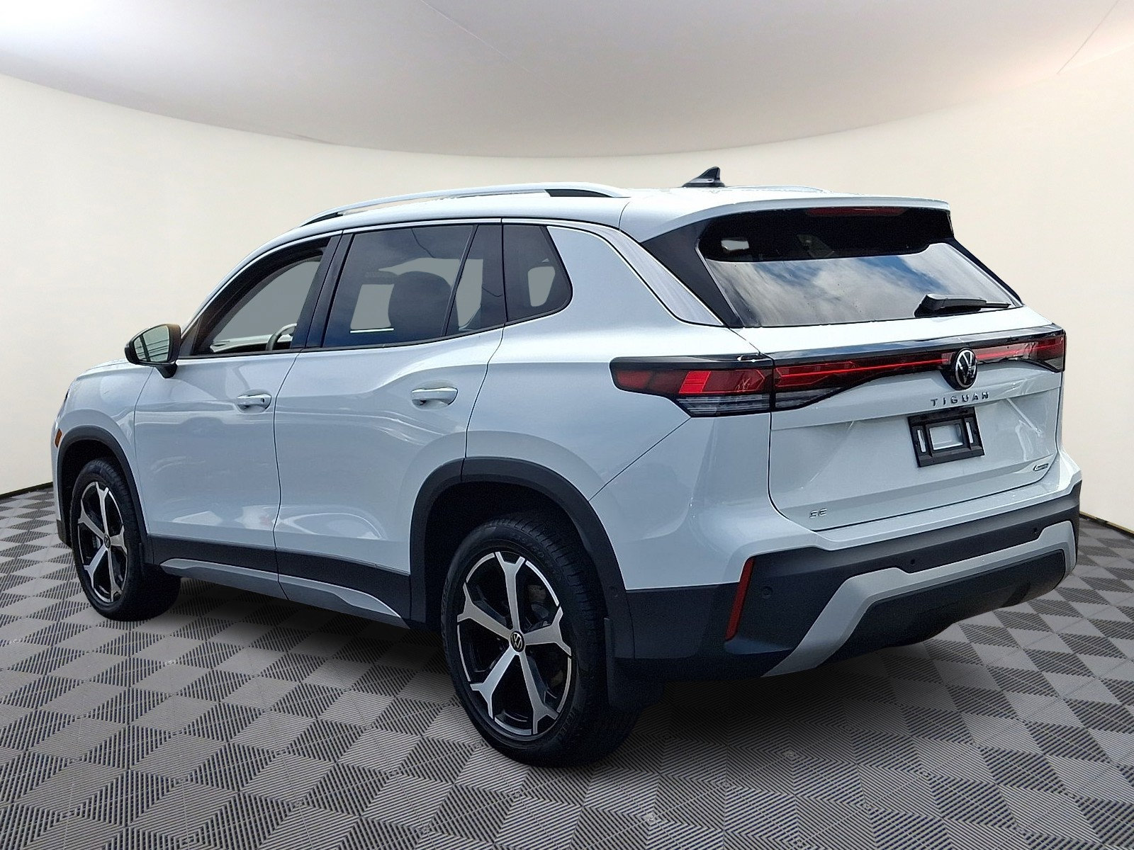 Certified 2026 Volkswagen Tiguan SE AWD/4WD image 5