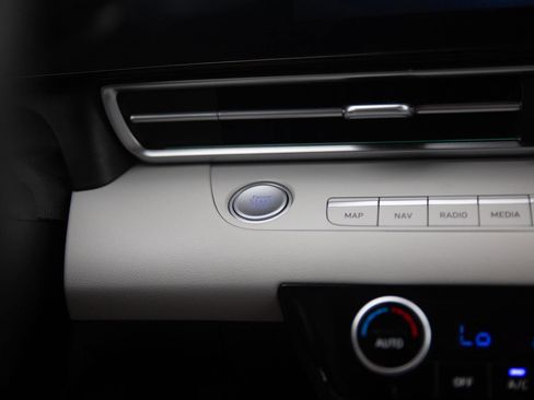 Used 2025 Hyundai Elantra Limited image 13