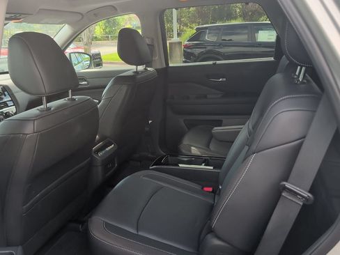 Used 2025 Nissan Pathfinder SL w/ SL Premium Package FWD image 6