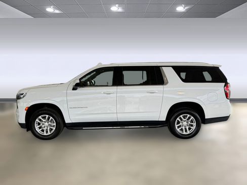 Used 2024 Chevrolet Suburban LT RWD image 2