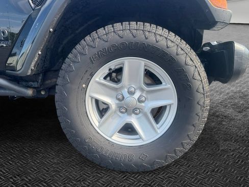 Used 2022 Jeep Gladiator Sport AWD/4WD image 9