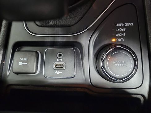 Used 2019 Jeep Cherokee Latitude Plus w/ Comfort/Convenience Group AWD/4WD image 39