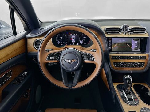 Used 2023 Bentley Bentayga Extended Wheelbase AWD/4WD image 17