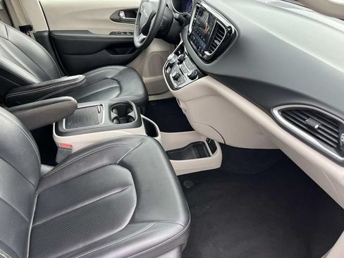 Used 2024 Chrysler Pacifica Touring-L FWD image 22