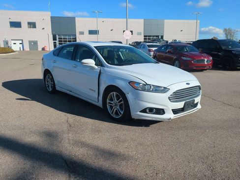 Used 2016 Ford Fusion Titanium image 2