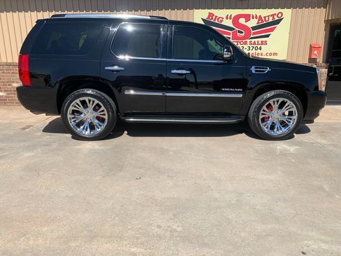 Used 2011 Cadillac Escalade Luxury RWD image 6