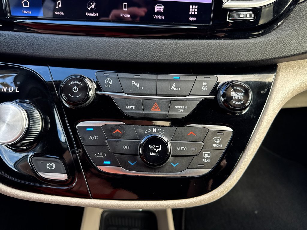 Used 2024 Chrysler Pacifica Touring-L FWD image 18
