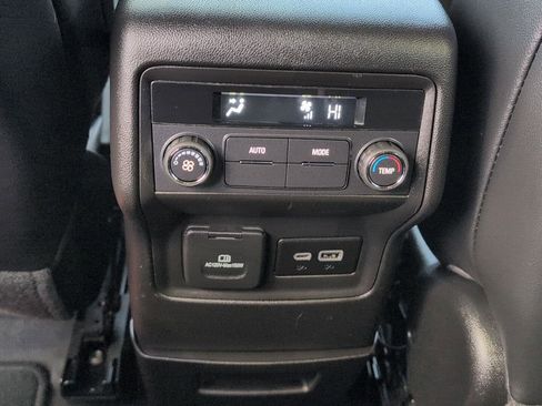 Used 2023 GMC Acadia SLT image 16