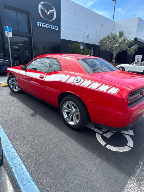Used 2016 Dodge Challenger SXT RWD image 2