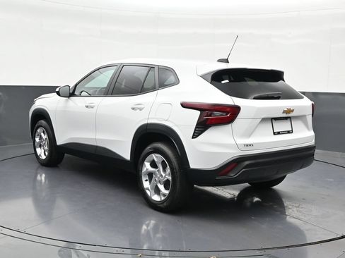 Used 2024 Chevrolet Trax LS w/ LS Convenience Package FWD image 3
