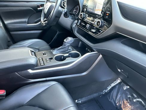 Used 2020 Toyota Highlander XLE image 17